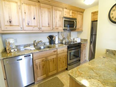 Vail Ski Condo 3 Bedrooms Sleeps 10  - 50 yards to Shuttle