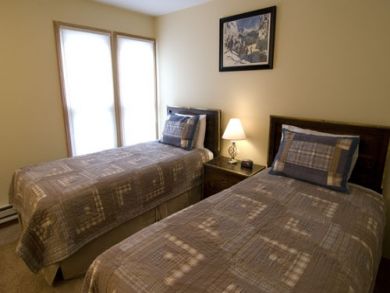 Vail Ski Condo 3 Bedrooms Sleeps 10  - 50 yards to Shuttle