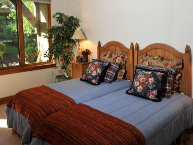 Guest bedroom with twin bed Guest bedroom with twin bed