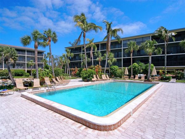 Walk to Beach Two Bedroom Rental Condo in Sanibel NEW ARRIVAL WOW!