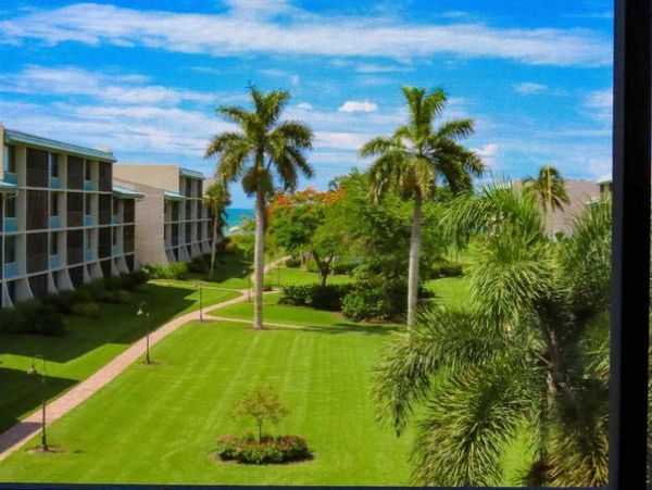 Beach Front Vacation Condo on Sanibel Island Walk to Beach