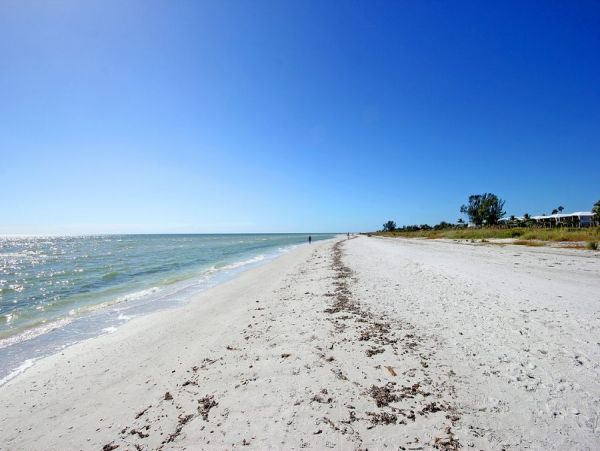 Beautiful Sanibel Vacation Condo - Communal Pool Beach Side Gulf-Front Retreat