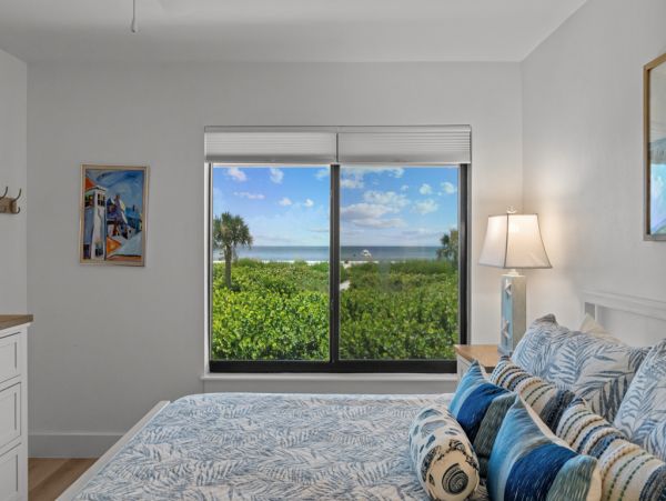 Beautiful Sanibel Vacation Condo - Communal Pool Beach Side Gulf-Front Retreat