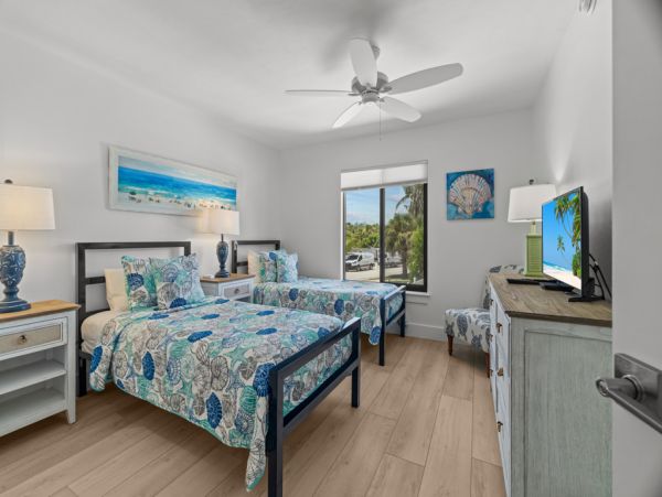 Beautiful Sanibel Vacation Condo - Communal Pool Beach Side Gulf-Front Retreat