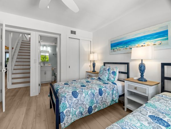 Beautiful Sanibel Vacation Condo - Communal Pool Beach Side Gulf-Front Retreat