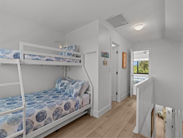 Beautiful Sanibel Vacation Condo - Communal Pool Beach Side Gulf-Front Retreat