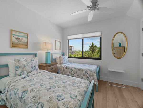 Beautiful Sanibel Vacation Condo - Communal Pool Beach Side Gulf-Front Retreat