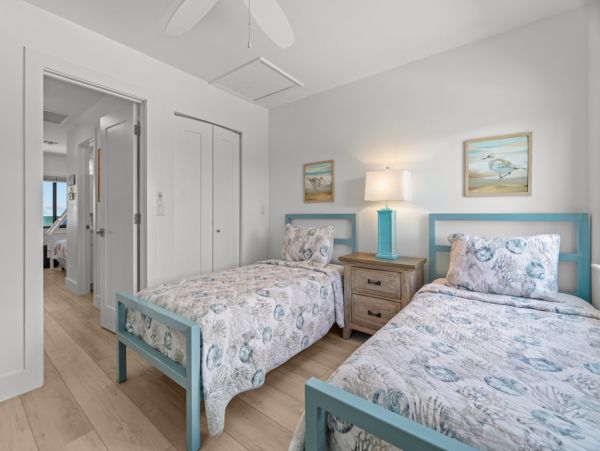 Beautiful Sanibel Vacation Condo - Communal Pool Beach Side Gulf-Front Retreat