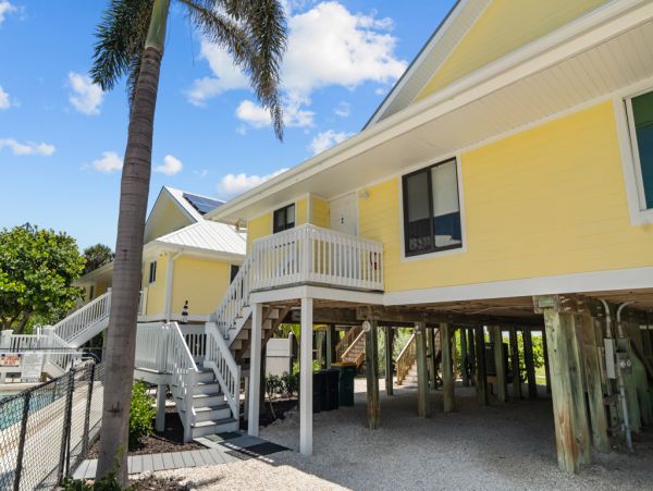 Beautiful Sanibel Vacation Condo - Communal Pool Beach Side Gulf-Front Retreat