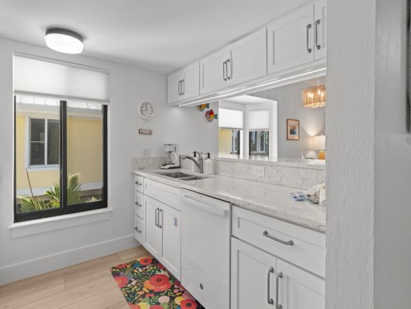 Beautiful Sanibel Vacation Condo - Communal Pool Beach Side Gulf-Front Retreat