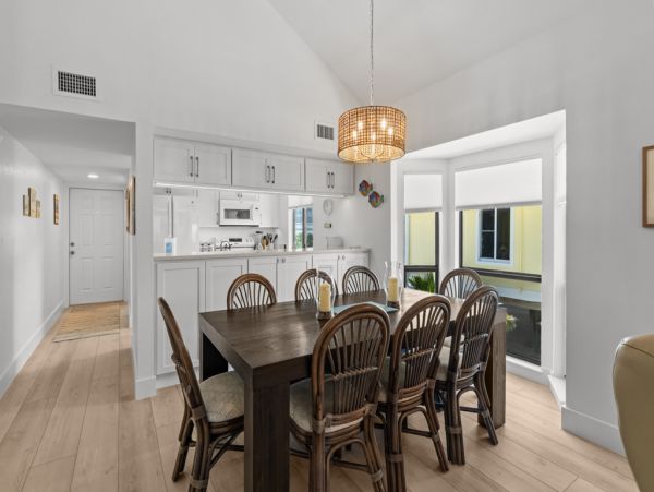 Beautiful Sanibel Vacation Condo - Communal Pool Beach Side Gulf-Front Retreat