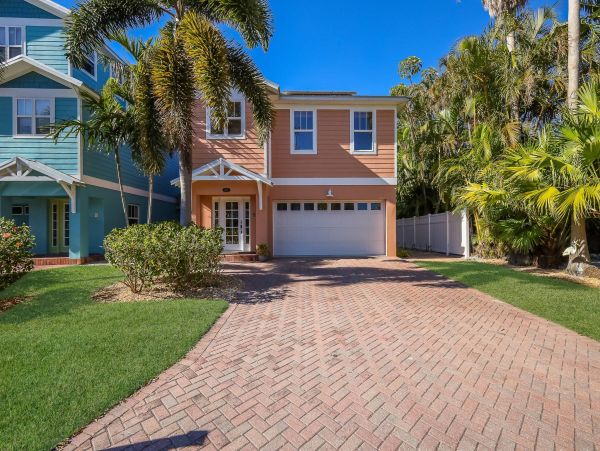Holmes Beach Vacation Rental Pool Walk to Beach Sleep 6