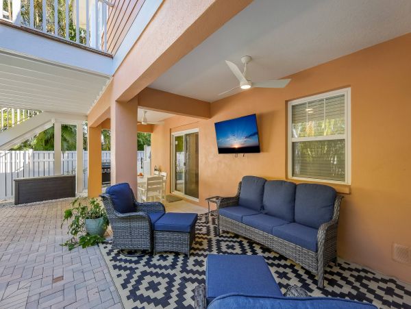 Holmes Beach Vacation Rental Pool Walk to Beach Sleep 6