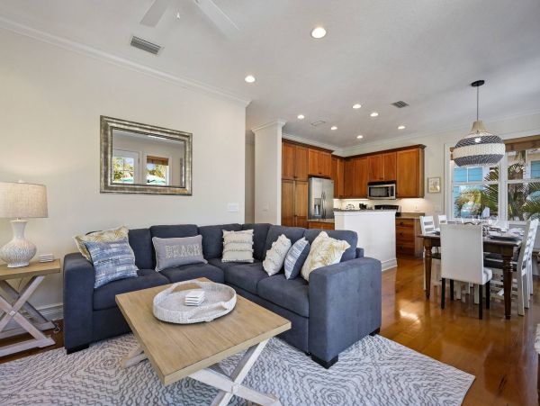 Holmes Beach Vacation Rental Pool Walk to Beach Sleep 6