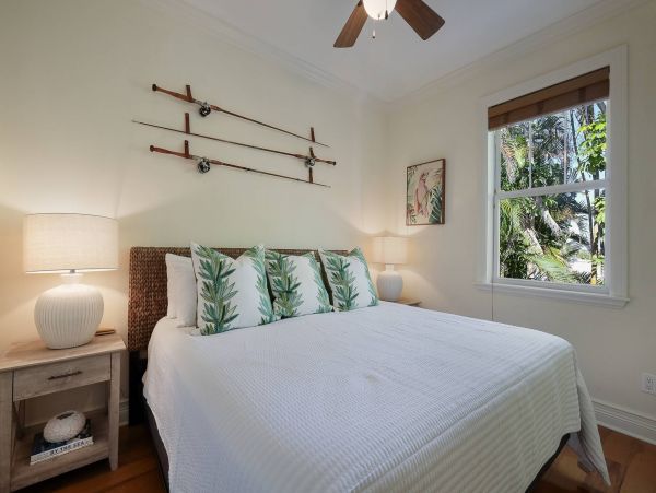 Holmes Beach Vacation Rental Pool Walk to Beach Sleep 6