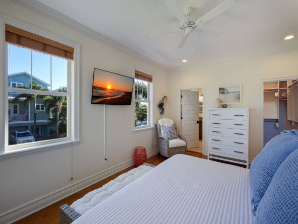 Holmes Beach Vacation Rental Pool Walk to Beach Sleep 6
