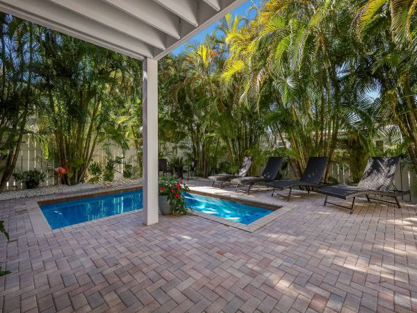 Holmes Beach Vacation Rental Pool Walk to Beach Sleep 6