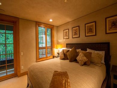 Ski In Ski Out Accommodationa in Vail Colorado that Sleeps 9