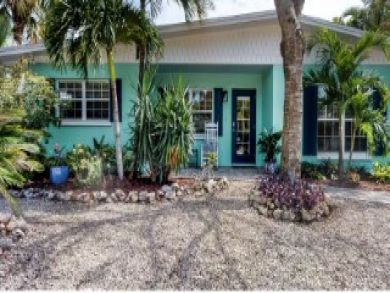 Anna Maria Beach Cottage West of Gulf Drive 3 Bedrooms