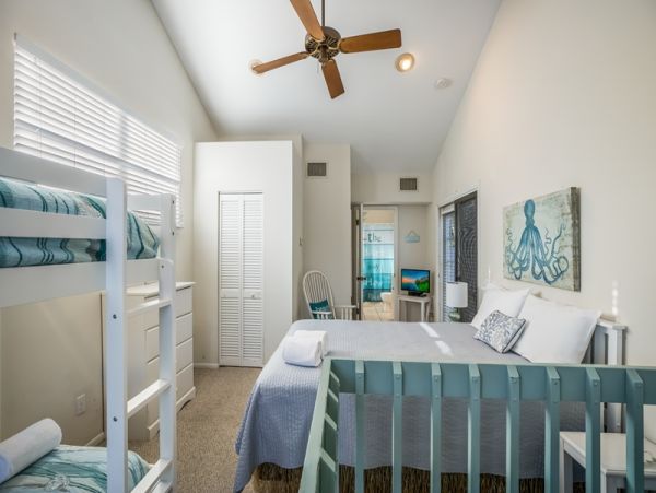 Anna Maria 4 Bedroom Rental Home - 100 Yards to Beach