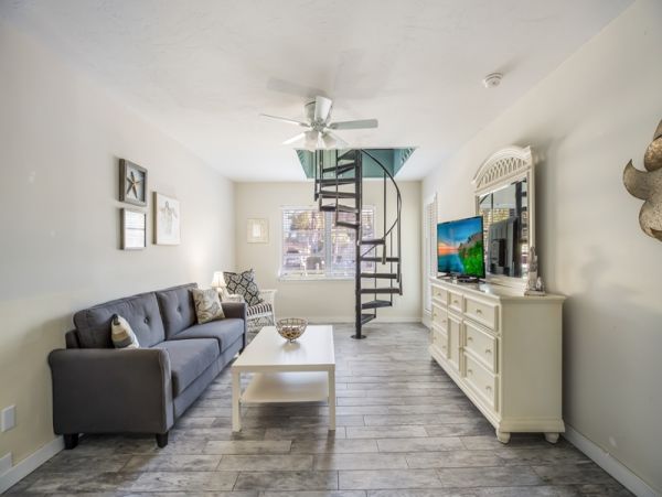 Anna Maria 4 Bedroom Rental Home - 100 Yards to Beach