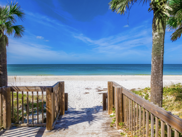 Anna Maria Four Bedroom Luxury Beach Vacation Home- Steps to the Beach GOLF CART & POOL, VOLLEY BALL