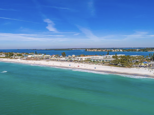 Anna Maria Four Bedroom Luxury Beach Vacation Home- Steps to the Beach GOLF CART & POOL, VOLLEY BALL