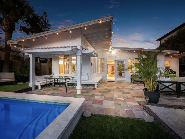 Anna Maria Four Bedroom Luxury Beach Vacation Home- Steps to the Beach GOLF CART & POOL, VOLLEY BALL