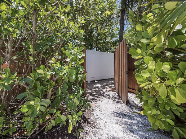 Anna Maria Four Bedroom Luxury Beach Vacation Home- Steps to the Beach GOLF CART & POOL, VOLLEY BALL