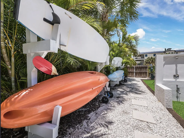 Anna Maria Four Bedroom Luxury Beach Vacation Home- Steps to the Beach GOLF CART & POOL, VOLLEY BALL