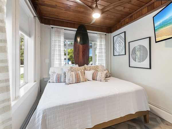 Anna Maria Four Bedroom Luxury Beach Vacation Home- Steps to the Beach GOLF CART & POOL, VOLLEY BALL