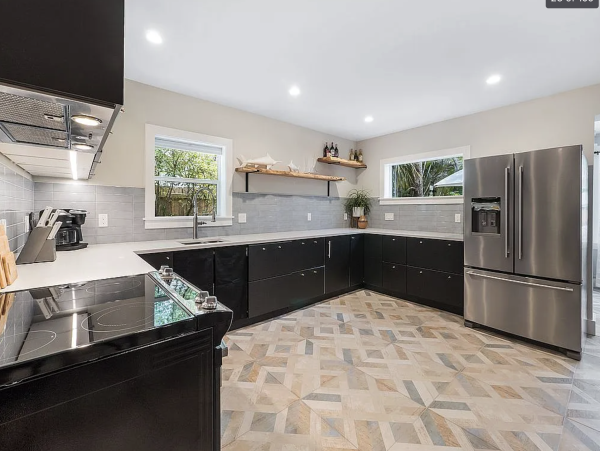 Anna Maria Four Bedroom Luxury Beach Vacation Home- Steps to the Beach GOLF CART & POOL, VOLLEY BALL