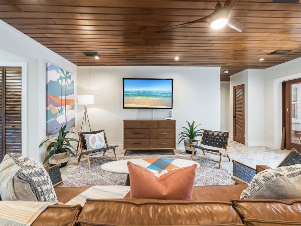 Anna Maria Four Bedroom Luxury Beach Vacation Home- Steps to the Beach GOLF CART & POOL, VOLLEY BALL