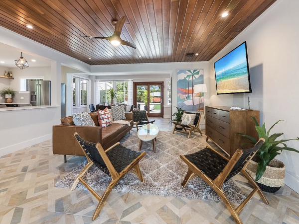 Anna Maria Four Bedroom Luxury Beach Vacation Home- Steps to the Beach GOLF CART & POOL, VOLLEY BALL