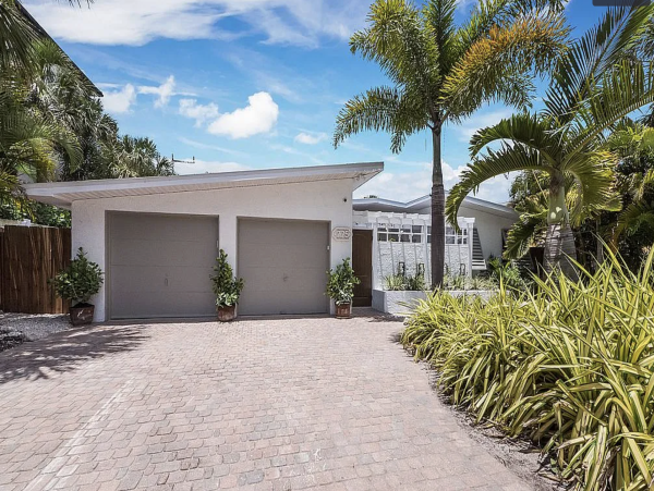 Anna Maria Four Bedroom Luxury Beach Vacation Home- Steps to the Beach GOLF CART & POOL, VOLLEY BALL