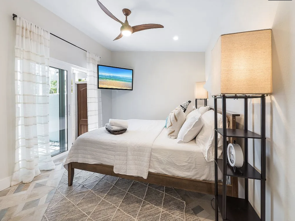 Anna Maria Four Bedroom Luxury Beach Vacation Home- Steps to the Beach GOLF CART & POOL, VOLLEY BALL