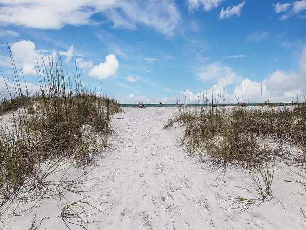 Anna Maria Four Bedroom Luxury Beach Vacation Home- Steps to the Beach GOLF CART & POOL, VOLLEY BALL