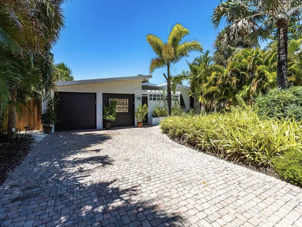 Anna Maria Four Bedroom Luxury Beach Vacation Home- Steps to the Beach GOLF CART & POOL, VOLLEY BALL