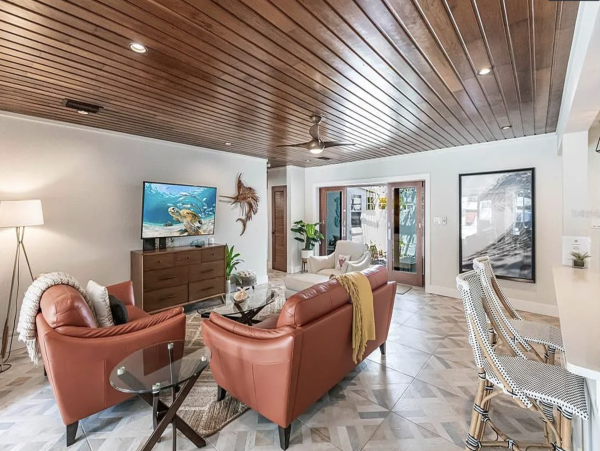 Anna Maria Four Bedroom Luxury Beach Vacation Home- Steps to the Beach GOLF CART & POOL, VOLLEY BALL