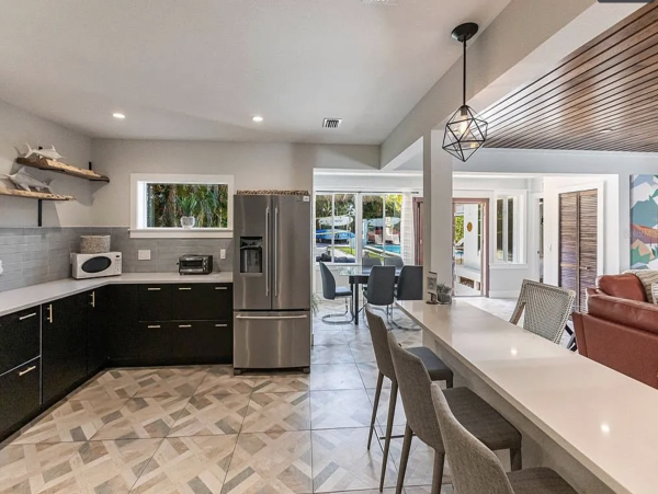 Anna Maria Four Bedroom Luxury Beach Vacation Home- Steps to the Beach GOLF CART & POOL, VOLLEY BALL