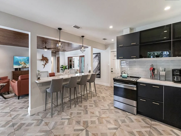 Anna Maria Four Bedroom Luxury Beach Vacation Home- Steps to the Beach GOLF CART & POOL, VOLLEY BALL