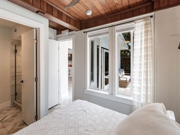 Anna Maria Four Bedroom Luxury Beach Vacation Home- Steps to the Beach GOLF CART & POOL, VOLLEY BALL