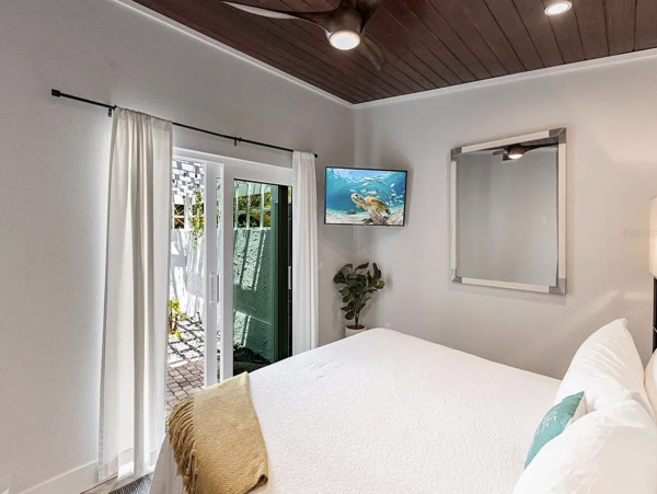 Anna Maria Four Bedroom Luxury Beach Vacation Home- Steps to the Beach GOLF CART & POOL, VOLLEY BALL