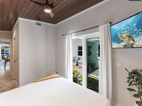 Anna Maria Four Bedroom Luxury Beach Vacation Home- Steps to the Beach GOLF CART & POOL, VOLLEY BALL