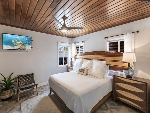 Anna Maria Four Bedroom Luxury Beach Vacation Home- Steps to the Beach GOLF CART & POOL, VOLLEY BALL