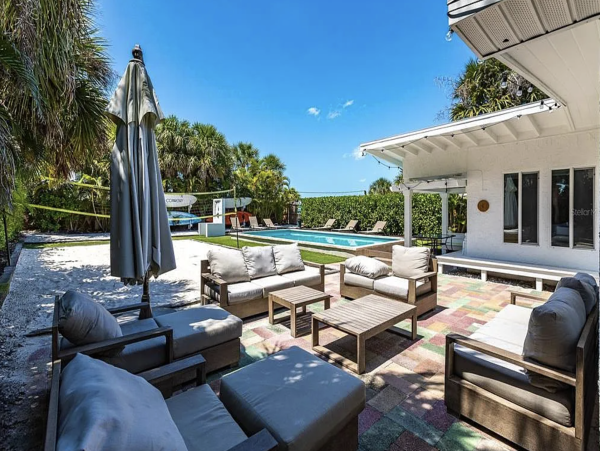 Anna Maria Four Bedroom Luxury Beach Vacation Home- Steps to the Beach GOLF CART & POOL, VOLLEY BALL