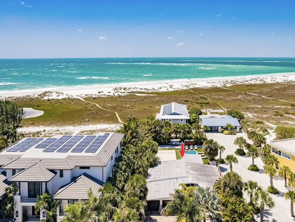 Anna Maria Four Bedroom Luxury Beach Vacation Home- Steps to the Beach GOLF CART & POOL, VOLLEY BALL