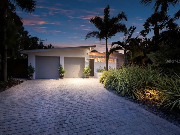 Anna Maria Four Bedroom Luxury Beach Vacation Home- Steps to the Beach GOLF CART & POOL, VOLLEY BALL