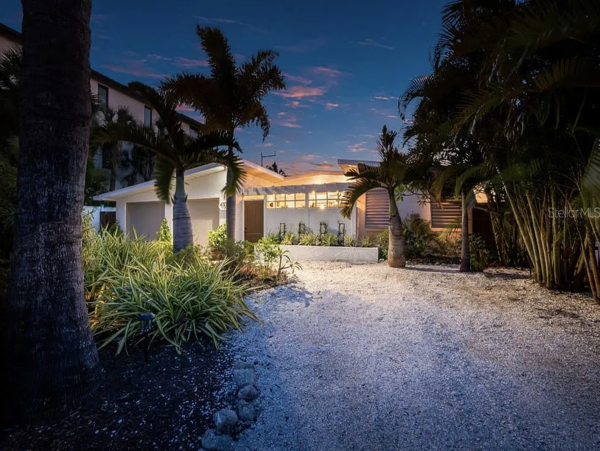 Anna Maria Four Bedroom Luxury Beach Vacation Home- Steps to the Beach GOLF CART & POOL, VOLLEY BALL
