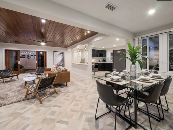 Anna Maria Four Bedroom Luxury Beach Vacation Home- Steps to the Beach GOLF CART & POOL, VOLLEY BALL